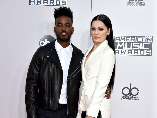 Speváčka Jessie J prišla s priateľom Lukeom Jamesom. 