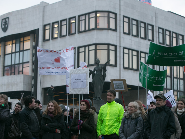 protest SAV pred parlamentom