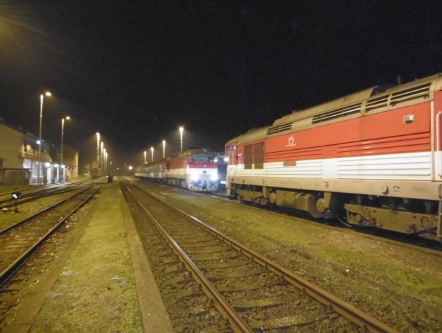 vlaky, zrážka, cestujúci, koľajnice, koľaje,