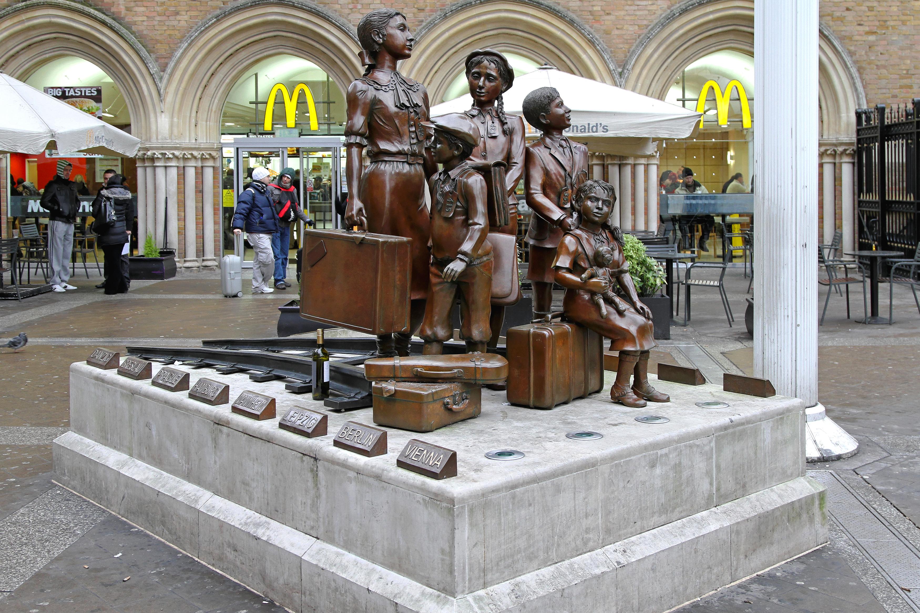 Socha zo série Kindertransport na Liverpool street station v Londýne.