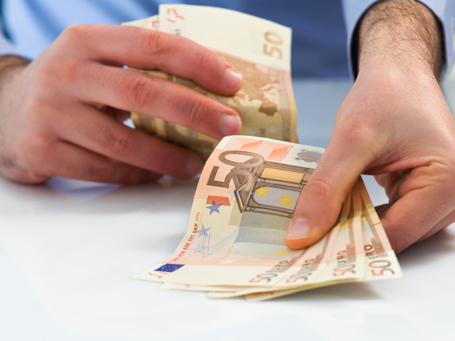 výplata, bonus, finančná odmena