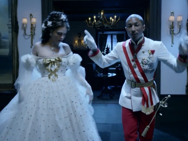 Chanel, v ktorom si zahrala modelka Cara Delevingne a hudobník Pharrell Williams. 
