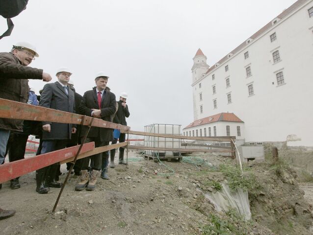 Peter Pellegrini, predseda parlamentu, Bratislavský hrad, garáže, stavba,