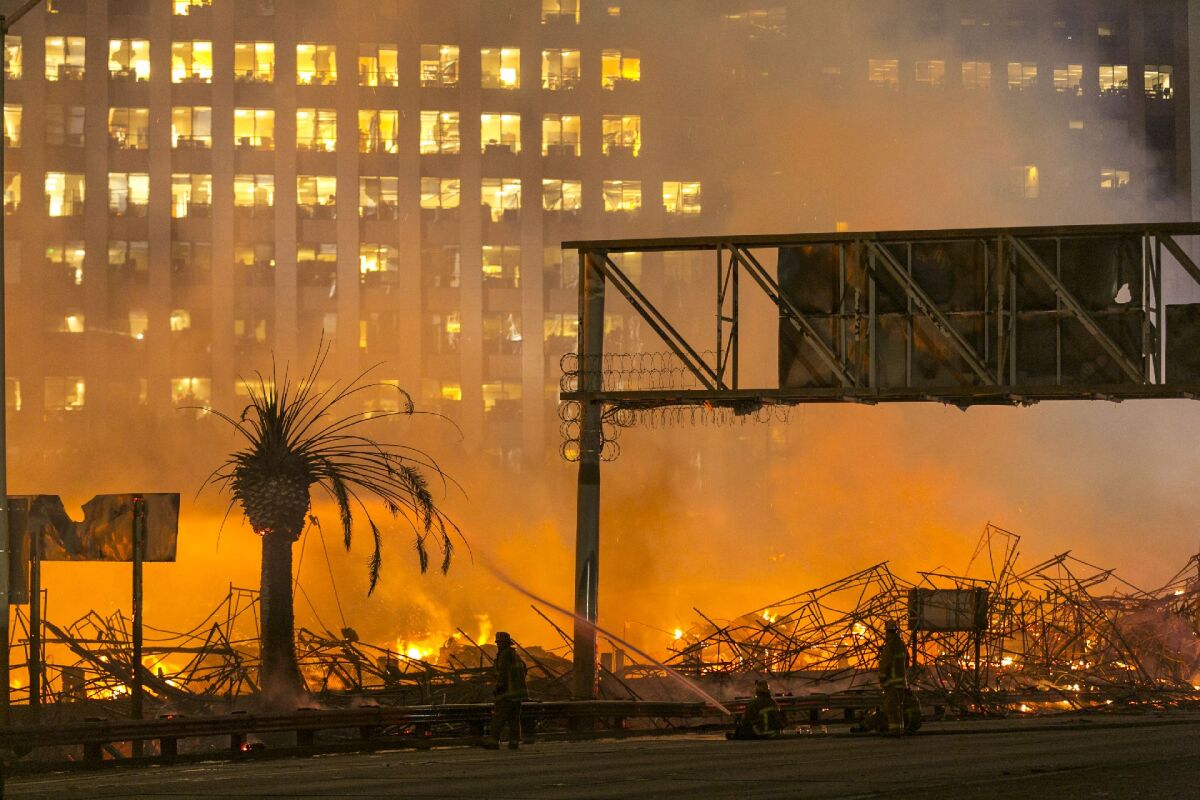 Los Angeles, požiar, oheň, plamene, hasiči,