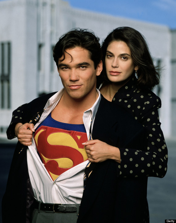 Dean Cain ako Clark Kent a Teri Hatcher v seriáli o Supermanovi.