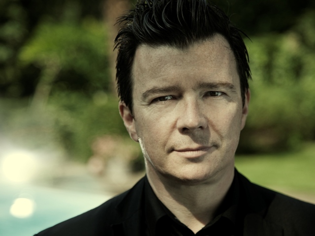 Spevák Rick Astley znovu zavíta do Bratislavy.