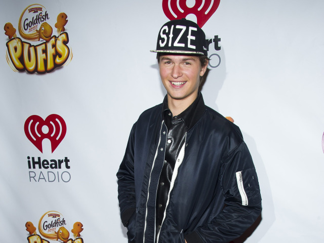 Herec Ansel Elgort.
