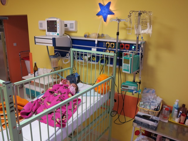 Hospitalizovaný detský pacient na jednom z oddelení intenzívnej medicíny. 