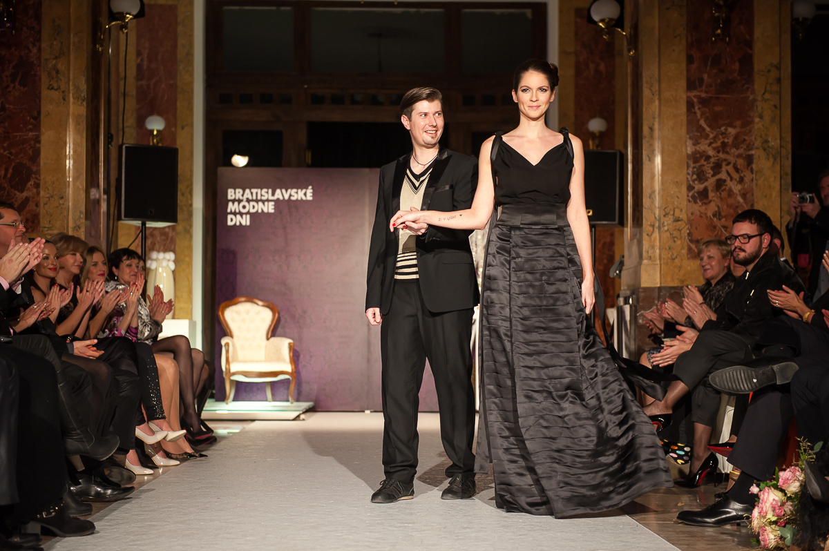 Dizajnér Richard Rozbora s modelkou Ivicou Slávikovou. 