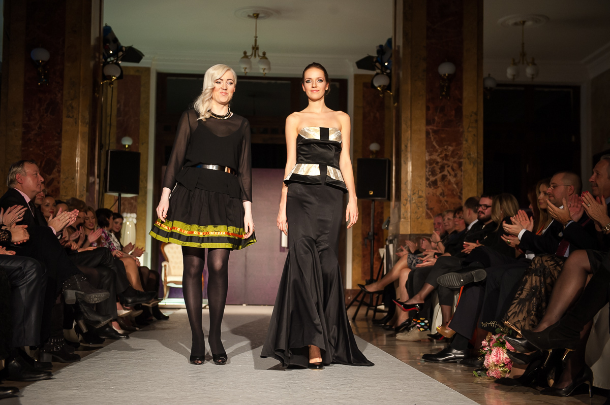 dizajnérka Annamária Kiss Kósa (vľavo) so svojou modelkou. 
