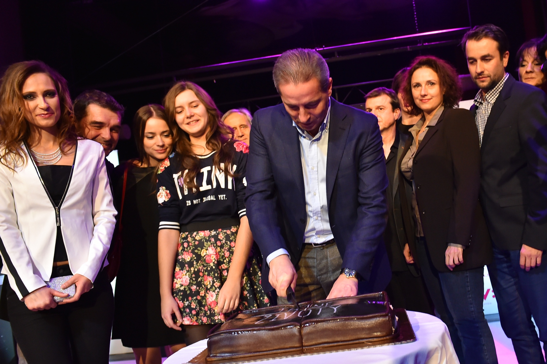 Generálny riaditeľ RTVS Václav Mika a tím tvorcov pokrstili v stredu večer v kaviarni Divadla Nová scéna trinásťdielny seriál Tajné životy.