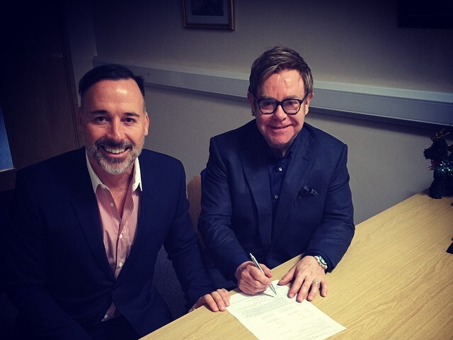 Elton John (vpravo) a jeho životný partner David Furnish
