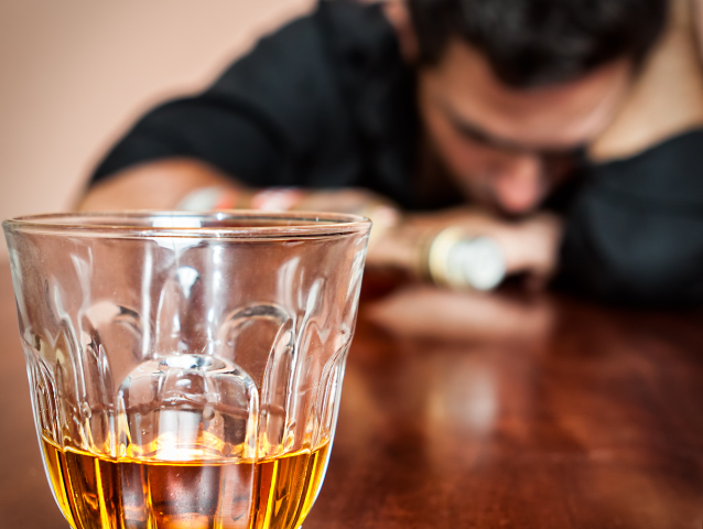 whisky, alkohol, opitosť, alkoholizmus, závislosť