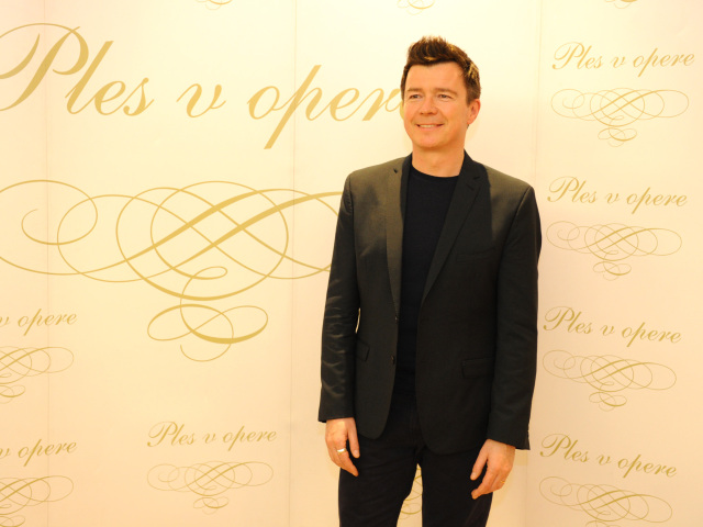 Britský spevák Rick Astley.