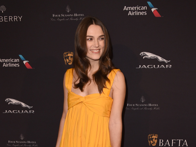 Herečka Keira Knightley vo voľných šatách Hermés. 