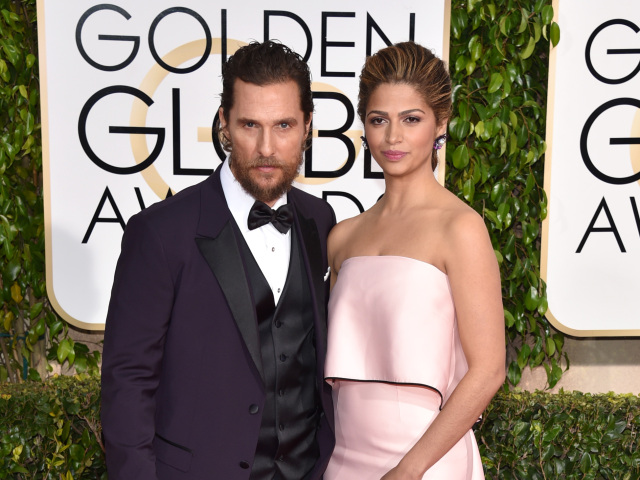 Modelka Camila Alves v šatách od Monique Lhuillier.