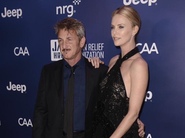 Herečka Charlize Theron a jej snúbenec Sean Penn. 