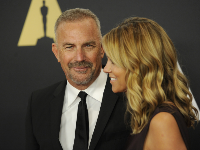 Kevin Costner , Christine Baumgartner