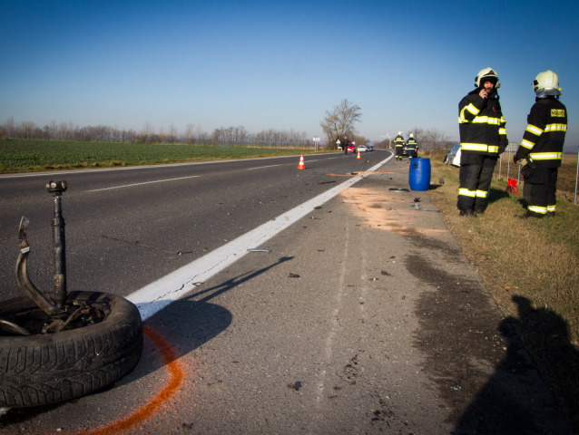 dopravná nehoda, havária, cesta, auto, vrak, polícia, hasiči, požiarnici, zrážka, koleso,
