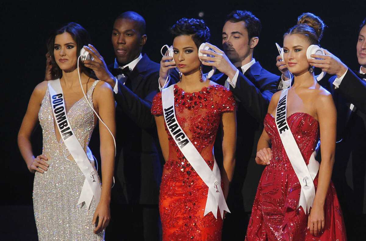 Miss Kolumbia Paulina Vega (vľavo) 