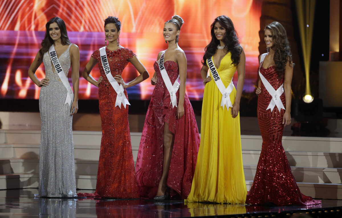 APTOPIX Miss TOP 5 súťažiacich: Zľava - Miss Kolumbia Paulina Vega, Miss Jamajka  Kaci Fennell, Miss Ukrajina Diana Harkusha, Miss Holandsko Yasmin Verheijen a Miss USA Nia Sanchez.
