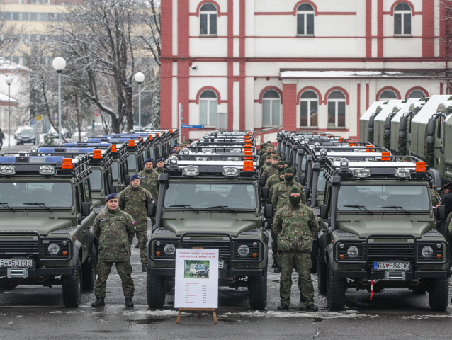 Armáda, automobily, ministerstvo obrany, Minister obrany Martin Glváč, NATO,