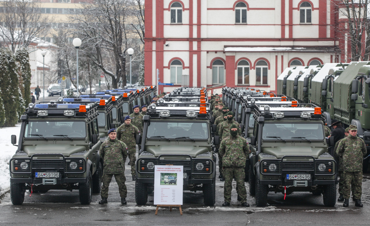 Armáda, automobily, ministerstvo obrany, Minister obrany Martin Glváč, NATO,