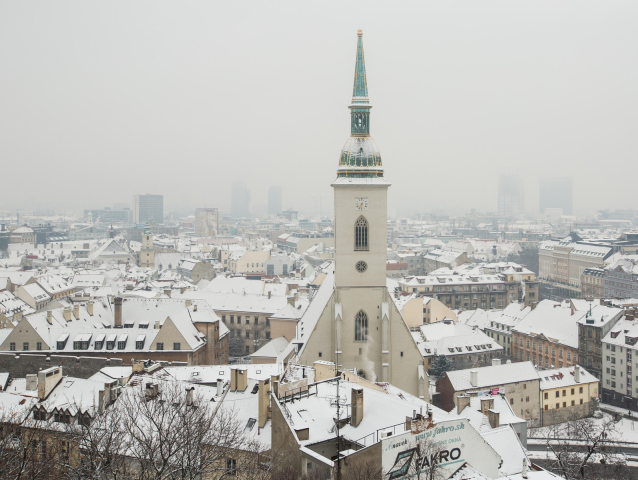 sneh, zima, mráz, kalamita, sneženie, ľad, počasie, vločky, doprava, kamióny, cesta, Bratislava, mesto, Dóm sv. Martina