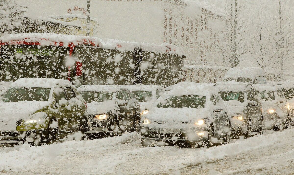 sneh, zima, mráz, kalamita, sneženie, ľad, počasie, vločky, Bratislava, kolaps, doprava