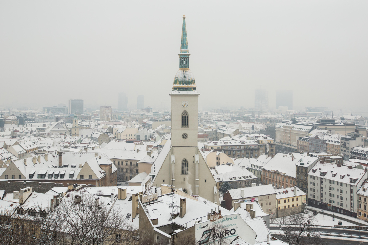 sneh, zima, mráz, kalamita, sneženie, ľad, počasie, vločky, doprava, kamióny, cesta, Bratislava, mesto, Dóm sv. Martina