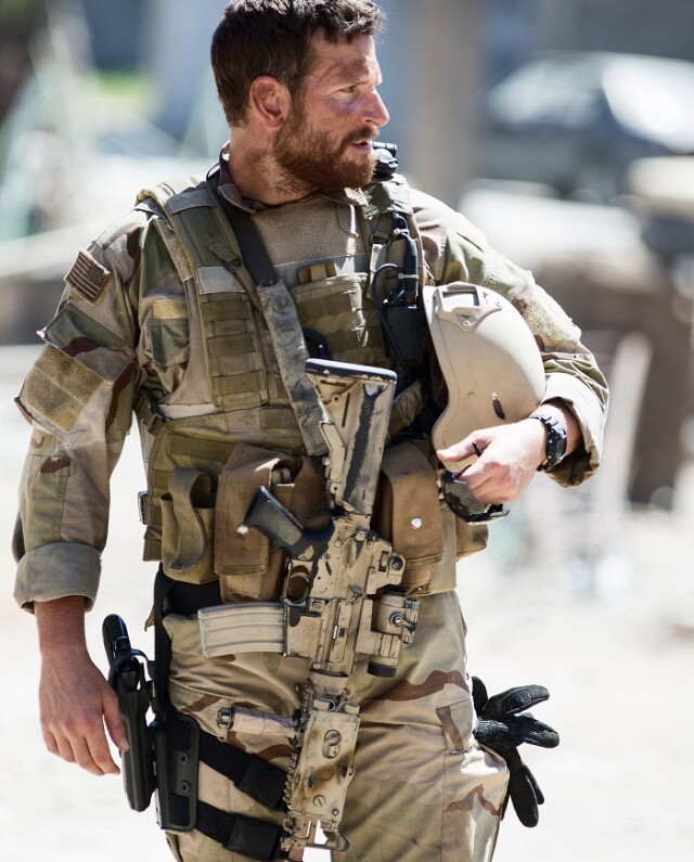 Bradley Cooper ako hlavný hrdina snímky Americký ostreľovač.