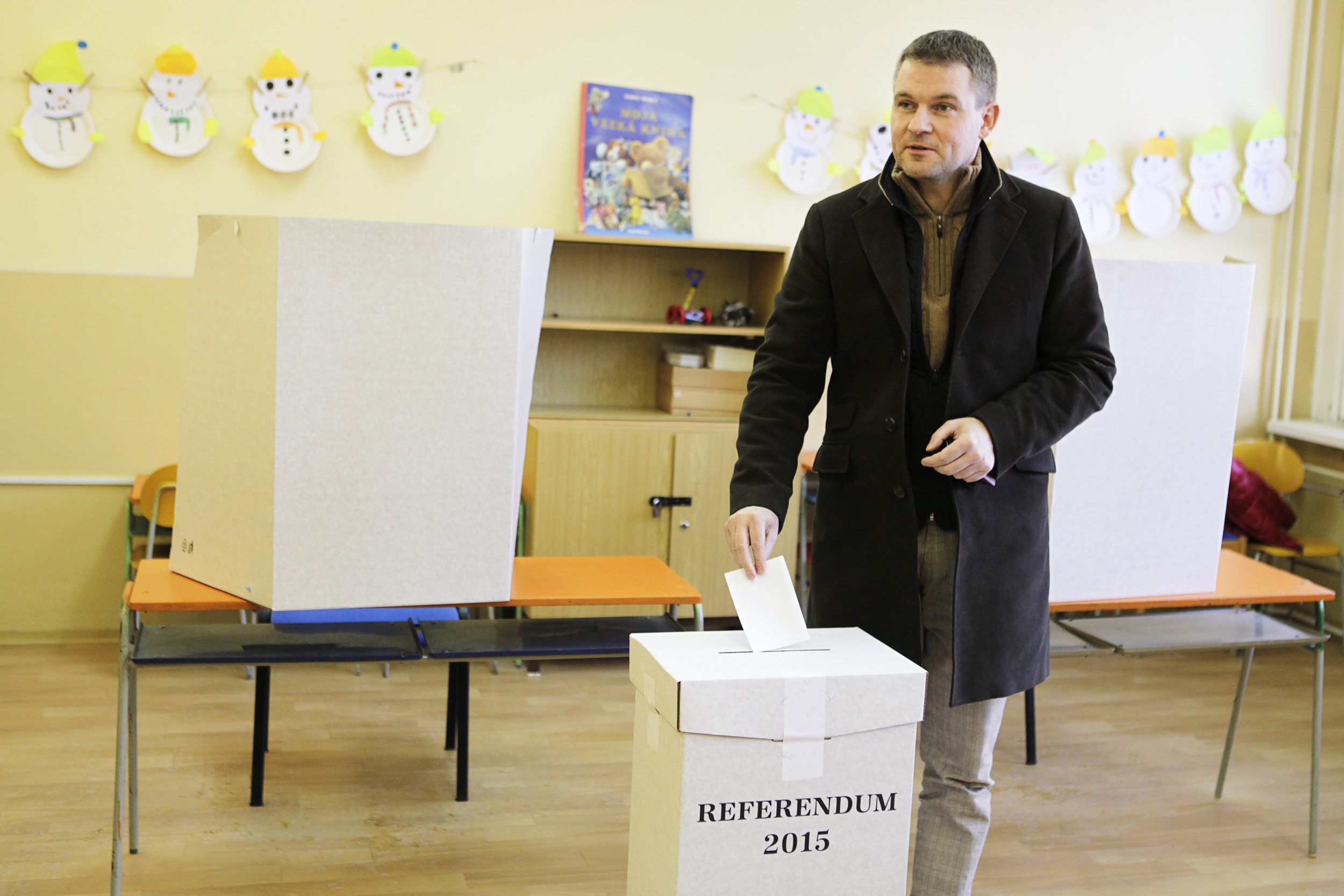 Predseda parlamentu Peter Pellegrini počas hlasovania v referende na ZŠ Bakossova v Banskej Bystrici.