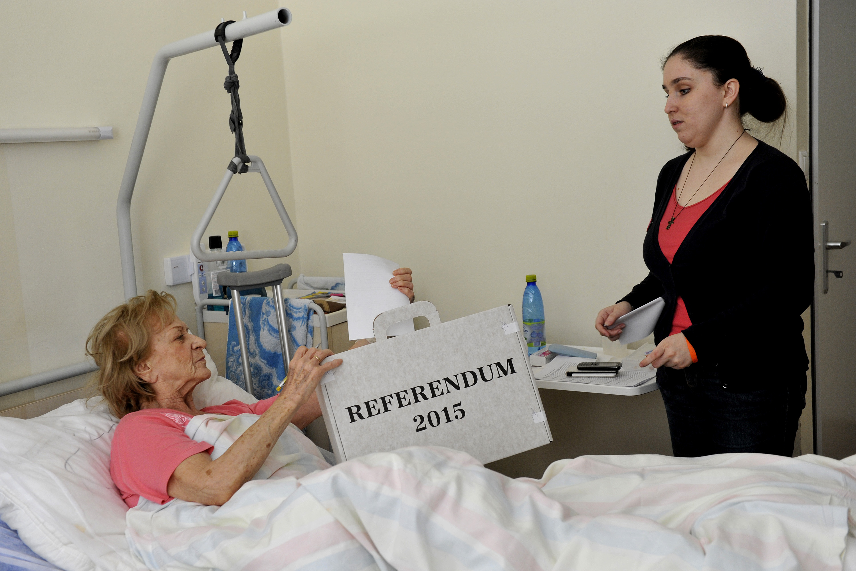 Pacientka ortopedickej kliniky v Nemocnici akademika Ladislava Dérera na Kramároch počas hlasovania v referende.