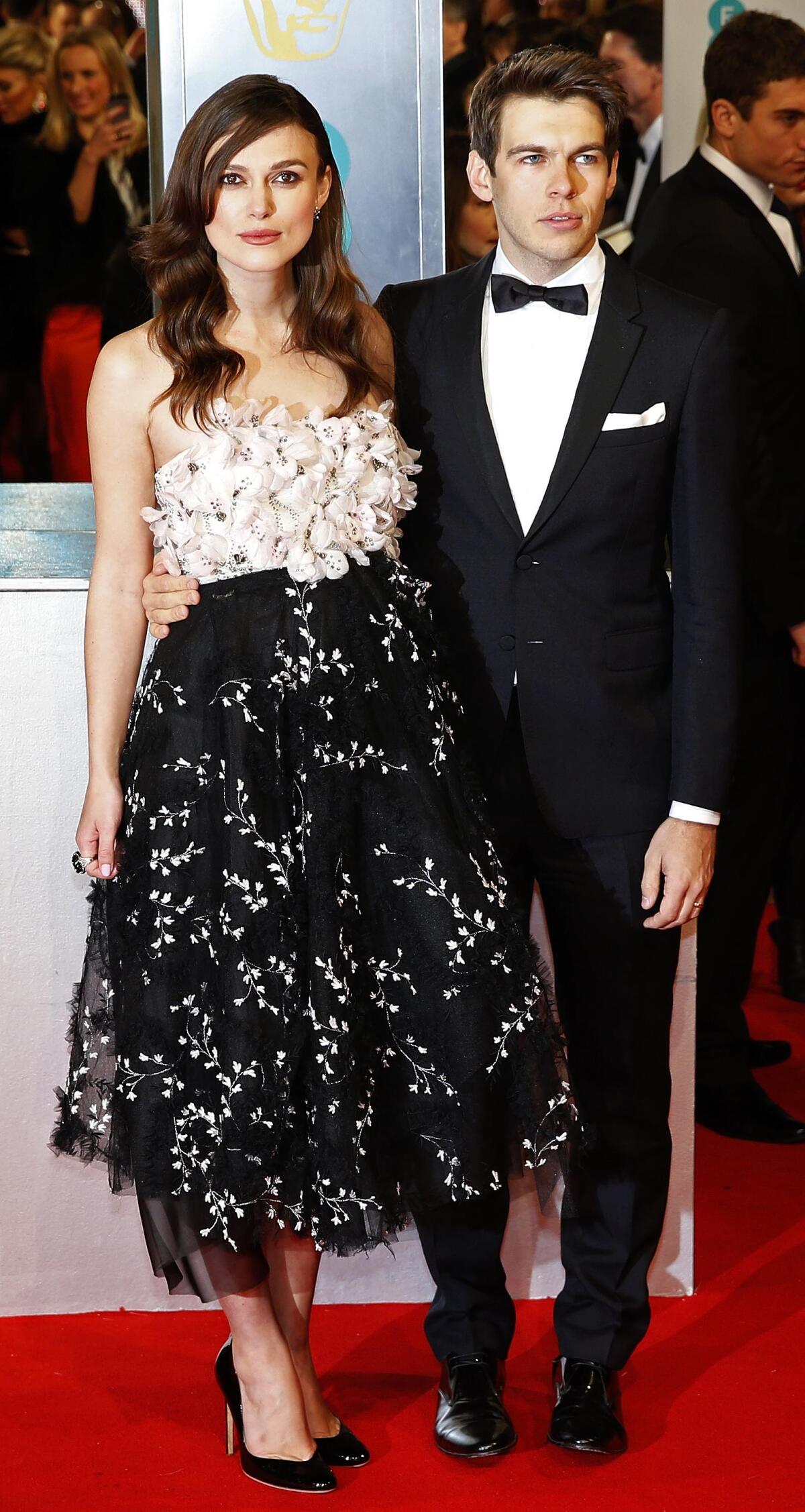 Herečka Keira Knightley (v kreácii Giambattista Valli Couture) a jej manžel James Righton.