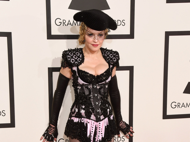 Madonna sa objavila na červenom koberci v kreácii z dielne Ricarda Tisciho pre Givenchy.