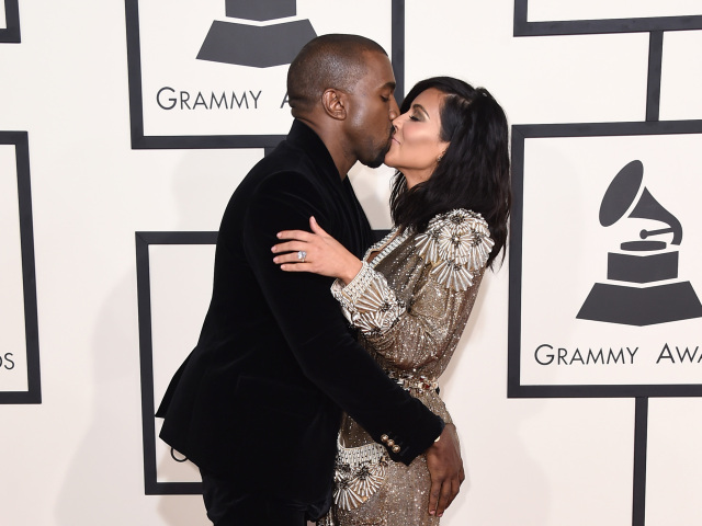 Raper Kanye West bozkáva svoju manželku Kim Kardashian.