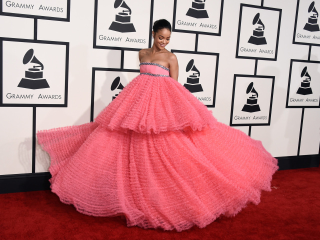 Speváčka Rihanna bola neprehliadnuteľná v róbe Giambattista Valli Couture.