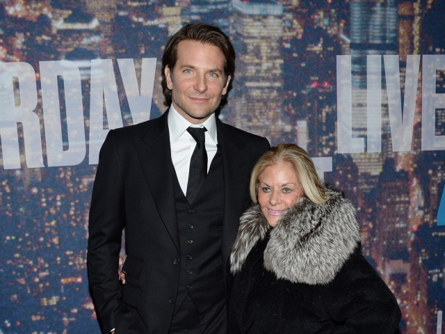 Herec Bradley Cooper v spoločnosti Glorie Campano.
