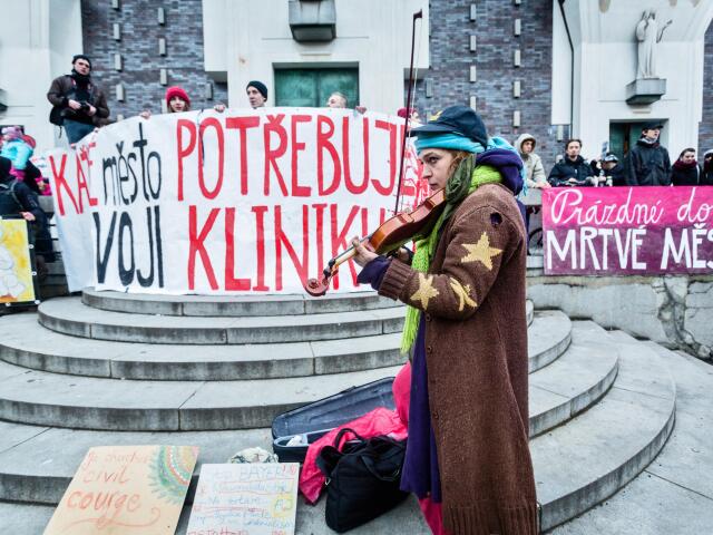 klinika, demonštrácia, huslistka, husle, fontána