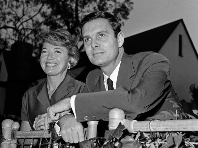 Louis Jourdan s manželkou na archívnej snímke z roku 1959.