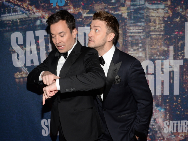 Zabávač Jimmy Fallon (vľavo) a spevák a herec Justin Timberlake.
