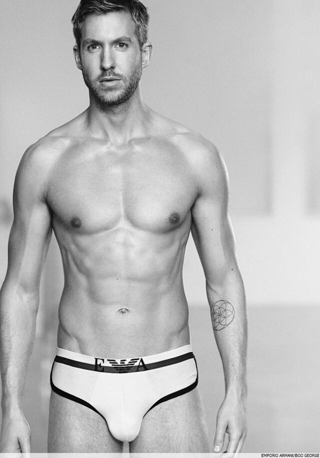 Dídžej Calvin Harris v reklame na bielizeň Emporio Armani. 
