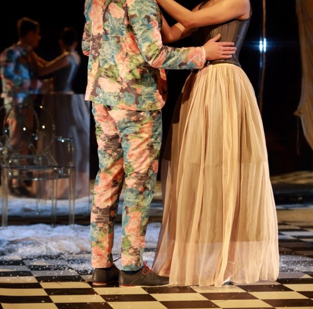 Petra Vajdová (Ester) a Richard Autner (Lucien) v inscenácii Lesk a bieda kurtizán v bratislavskom Divadle Aréna.