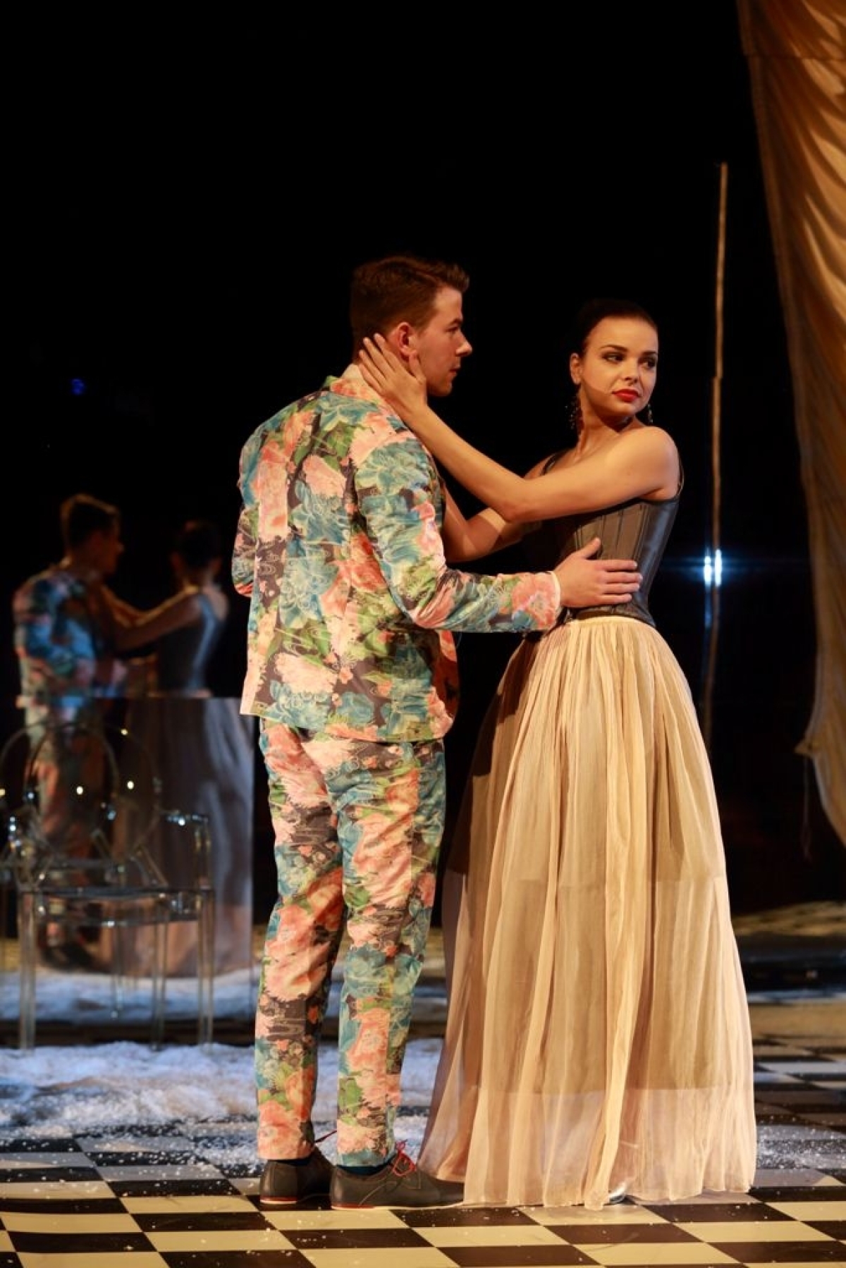 Petra Vajdová (Ester) a Richard Autner (Lucien) v inscenácii Lesk a bieda kurtizán v bratislavskom Divadle Aréna.