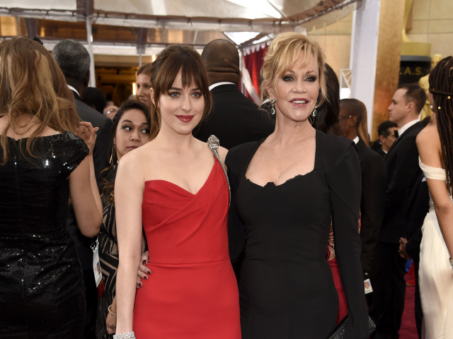 Dakota Johnson si ako garde vzala na oscarový ceremoniál mamu Melanie Griffithovú