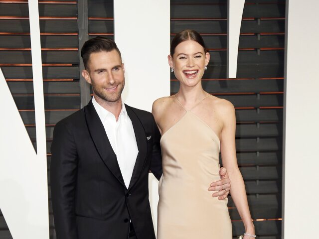 Hudobník Adam Levine a jeho manželka Behati Prinsloo.