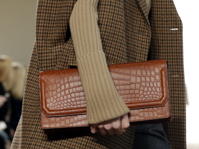 Kabelka z krokodílej kože z kolekcie Michael Kors na jeseň 2015.