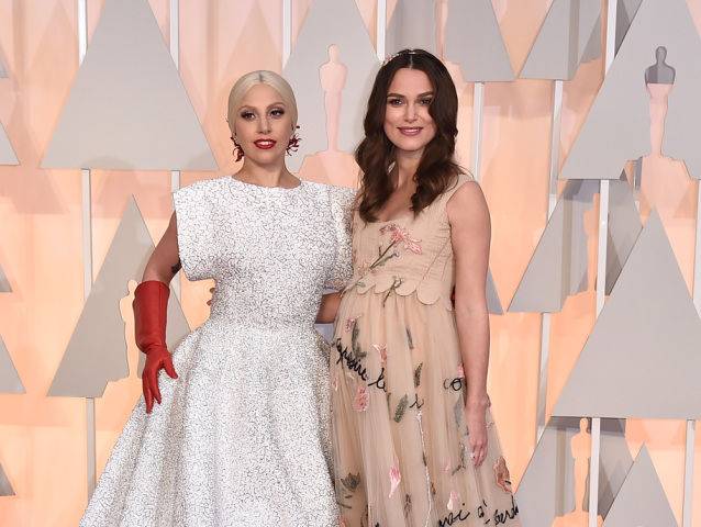 Lady Gaga (vľavo) a herečka Keira Knightley