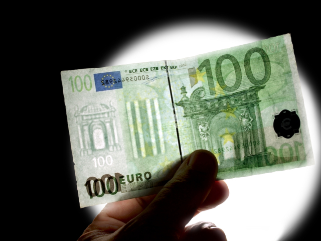 100 euro, vodotlač, falzifikát