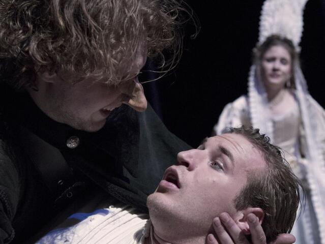 Marián Viskup (Cyrano), Roman Poláčik (Kristián) a Jana Kovalčíková (Roxana) v inscenácii Cyrano z Bergeracu.